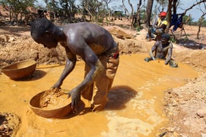 Orpailleur dans la mine de Koflatie, au Mali, située à quelques kilomètres de la frontière avec la Guinée (ici en 2014). © AFP PHOTO / SEBASTIEN RIEUSSEC