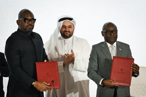 Le négociateur en chef du Qatar, Mohammed al-Khulaifi (centre), le haut représentant du chef de l’État de RDC, Sumbu Sita Mambu (gauche), et le secrétaire exécutif du M23, Benjamin Mbonimpa (droite), lors de la cérémonie de signature de l’Accord de paix global entre le gouvernement congolais et l’AFC/M23 à Doha, le 15 novembre 2025.