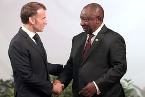 Le président sud-africain Cyril Ramaphosa (à droite) accueille le président français Emmanuel Macron à son arrivée au Nasrec Expo Centre de Johannesburg, le 22 novembre 2025, pour l'ouverture du sommet des dirigeants du G20. (Photo : Halden KROG / POOL / AFP)