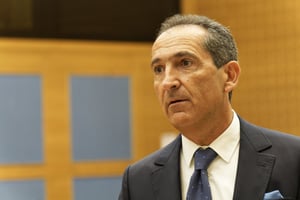 Patrick Drahi, président français du groupe de télécommunications et de médias Altice, avant l’audition d’une commission d’enquête parlementaire sur la concentration des médias, au Sénat à Paris, le 2 février 2022.