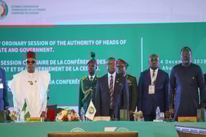 Le vice-président du Nigeria Kashim Shettima, le président de la Sierra Leone Julius Maada Bio et le président de la Commission de la Cedeao Omar Touray assistent à une réunion des dirigeants de la Cedeao à Abuja, au Nigeria, le 14 décembre 2025. © Emmanuel Osodi / Anadolu via AFP