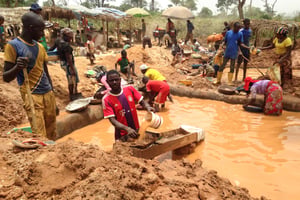 Sur cette photographie prise le 4 avril 2018, des mineurs d'or travaillent sur un site minier dans la ville camerounaise de Betare Oya.