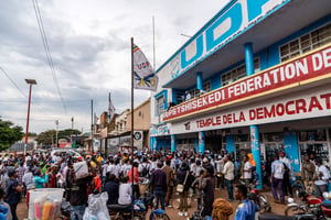 Des partisans de Félix Tshisekedi célébrent sa réélection devant le siège de l’UDPS, à Lubumbashi, le 31 décembre 2023.
