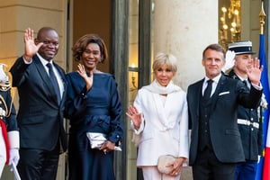 Brice Clotaire Oligui Nguema et son épouse, Zita Oligui Nguema, accueillis par Emmanuel Macron et son épouse, Brigitte Macron, avant un dîner d’État à l’Élysée, le 20 juillet 2026.
