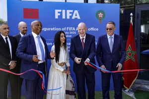 De g. à dr. : Patrice Motsepe, président de la CAF, Lina al-Achkar Infantino, Gianni Infantino, président de la Fifa, et Fouzi Lekjaâ, président de la Fédération marocaine de football, lors de l’inauguration des bureaux de la Fifa à Rabat, le 26 juillet 2025.