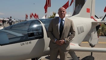 Mohsine Bennani-Karim, en présence du modèle LH-10 M. &copy; LH Aviation