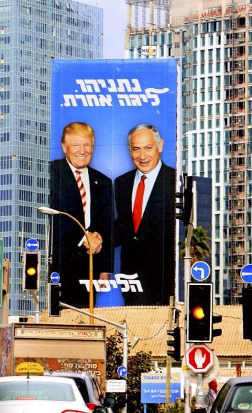 Une affiche électorale montrant le Premier ministre Netanyahou serrant la main du président américain Donald Trump, en février 2019 à Tel-Aviv. &copy; Yasushi Kaneko/AP/SIPA