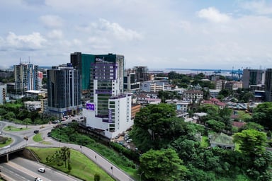 Vue du quartier de Bonanjo, entre le pont Joss et le port autonome, en juillet 2025. © Victor Zebaze pour JA