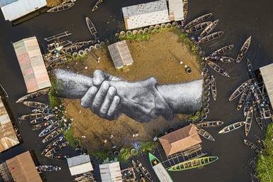 Vue aérienne du projet « Beyond Walls » de l’artiste franco-suisse Saype, à Ganvié, sur les bords du lac Nokoué, dans le sud du Bénin. © VALENTIN FLAURAUD / HANDOUT/EPA/MAXPPP.