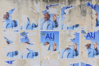 Affiches de campagne déchirées de l’ex-président gabonais Ali Bongo Ondimba, à Libreville, le 7 septembre 2023. © AFP