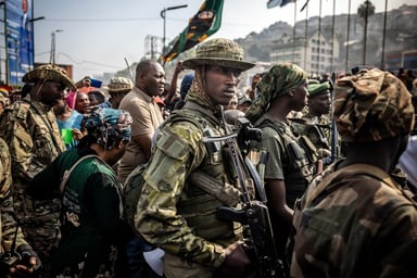 Des membres du M23 patrouillent sur la place de l’Indépendance à Bukavu, le 20 février 2025. © Luis TATO / AFP