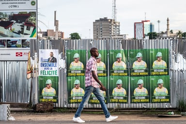Dans une rue de Libreville, au Gabon, le 10 avril 2025, deux jours avant l’élection présidentielle. © Wang Guansen/MaxPPP