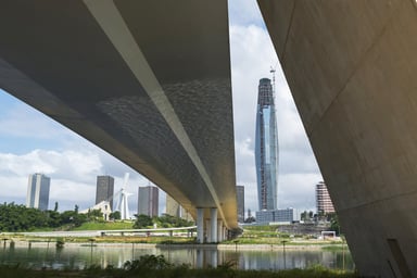 En cours de construction depuis 2021 sur la commune du Plateau, à Abidjan, la Tour F dépassera les 400 mètres de hauteur, devenant ainsi une des plus hautes tours du continent.