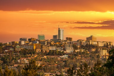 Coucher de soleil sur Kigali, capitale du Rwanda. © AdobeStock.