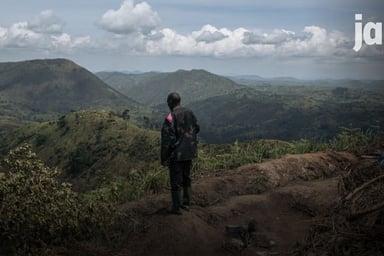 Un soldat des FARDC (Forces armées de la RDC) sur une position militaire de première ligne, dans la province du Nord-Kivu, à l’est de la RDC, en mai 2024. © Alexis Huguet / AFP