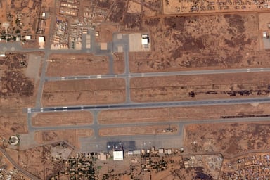 Cette image satellite prise par 2026 Planet Labs PBC le 29 janvier 2026 montre l’aéroport de Niamey au Niger, où l’on peut voir les dégâts causés aux toits des hangars.
