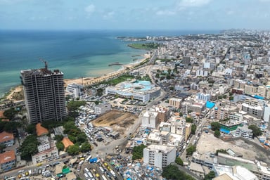 Vue aérienne de Dakar, le 2 septembre 2026. Le Fonds monétaire international a annoncé mardi un accord avec le Sénégal pour un nouveau programme de prêt de 2,2 milliards de dollars, après la suspension d'un précédent accord suite à la découverte d'une dette non déclarée. Ce nouvel accord de 36 mois, annoncé mardi, vise à soutenir le « programme de réformes économiques et financières du Sénégal pour la période 2026-2029 ».