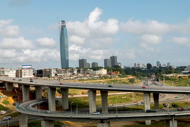 Vue du quatrième pont d’Abidjan entre Attécoubé et Adjamé avec, en arrière-plan, la tour F en cours de construction au Plateau, en septembre 2026.