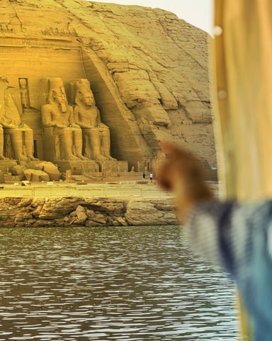 Vue sur le temple d’Abou Simbel depuis le bateau de croisière La Flâneuse du Nil, sur le lac Nasser. © Montage JA; Milan SZYPURA/HAYTHAM-REA