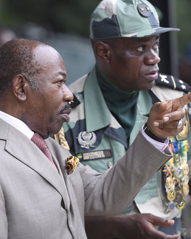 L’ex-président Ali Bongo Ondimba (à g.) et le président de la transition, Brice Clotaire Oligui Nguema, le 21 juillet 2023. © COM PR ID