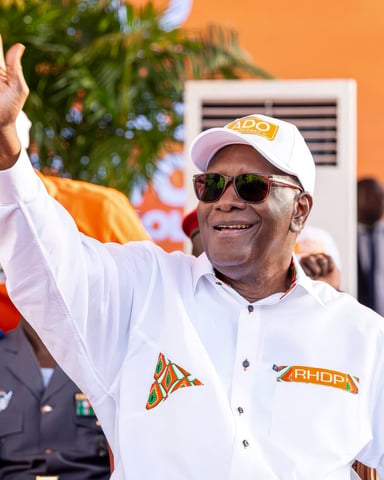 Le président ivoirien et chef du RHDP, Alassane Ouattara, en campagne pour un quatrième mandat, à Abidjan, le 23 octobre 2025.