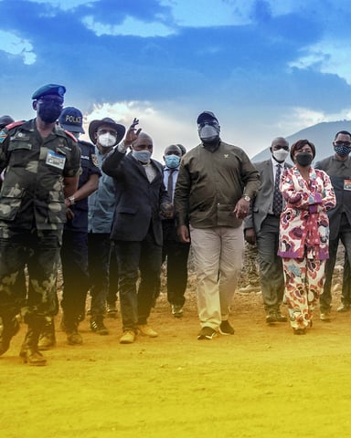 Le président de la République démocratique du Congo, Félix Tshisekedi, visite le site d’une coulée de lave solidifiée au nord de Goma, la capitale provinciale du Nord-Kivu, le 14 juin 2021. © GUERCHOM NDEBO / AFP. Montage JA