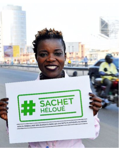 Sandra Idossou mène une campagne pourl’interdiction des sacs plastique au Bénin.