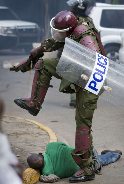 Un policier kényan frappant un manifestant le 16 mai à Nairobi. &copy; Ben Curtis/AP/SIPA