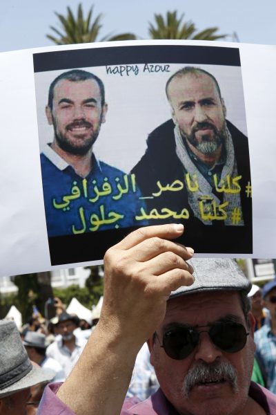 Un manifestant réclame la libération de Nasser Zefzafi (gauche) et Mohamed Jaloul, tous les deux arrêtés lors des manifestions à Al-Hoceïma &copy; Abdeljalil Bounhar/AP/SIPA