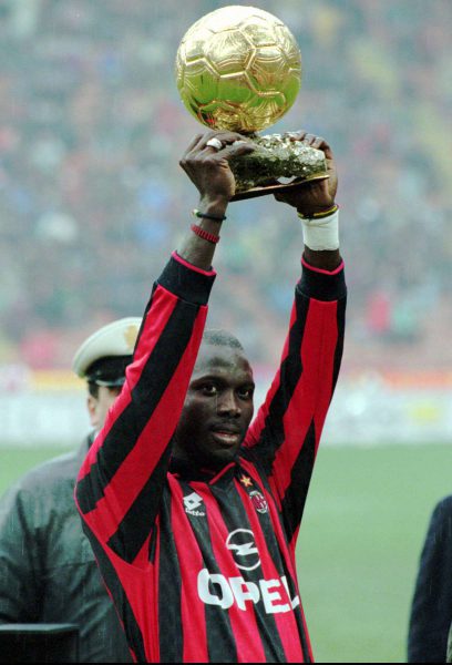 Georges Weah en 1996, alors au Milan AC, lève son ballon d or sous les applaudissement du public. &copy; Carlo Fumagalli/AP/SIPA