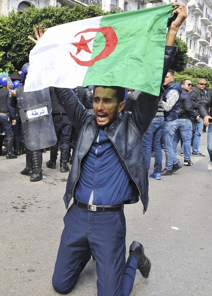 Un manifestant lors des protestations anti-Bouteflika de février et mars 2019 &copy; Guidoum Fateh/AP/SIPA
