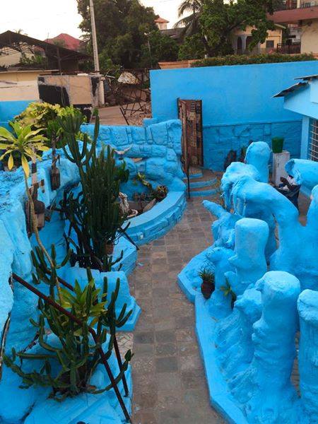 Le décor en faux rochers, peints en bleu par l’artiste sud-africain Prince Malasti.