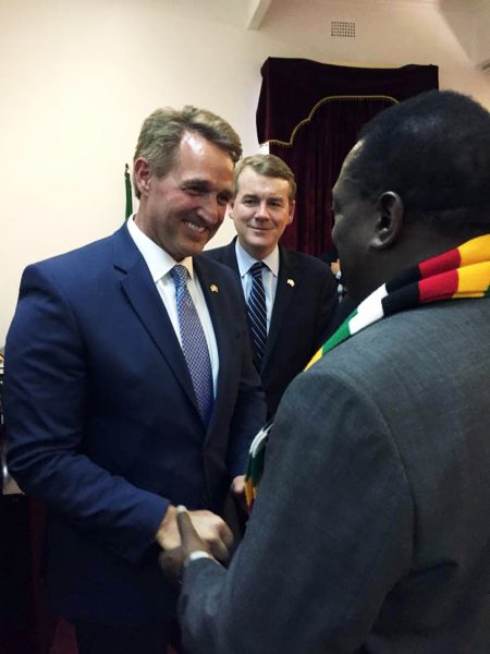 Le nouveau président zimbabwéen Emmerson Mnangagwa avec le sénateur américain Jeff Flake, à Harare, le 7 avril. &copy; U.S. Embassy Harare/Facebook