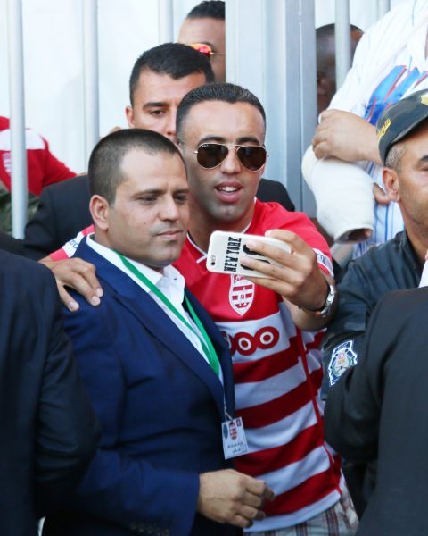 Slim Riahi, fondateur de l’UPL, avec un supporter du Club africain,le 17 juin au stade de Radès, dans la banlieue de Tunis. &copy; hichem