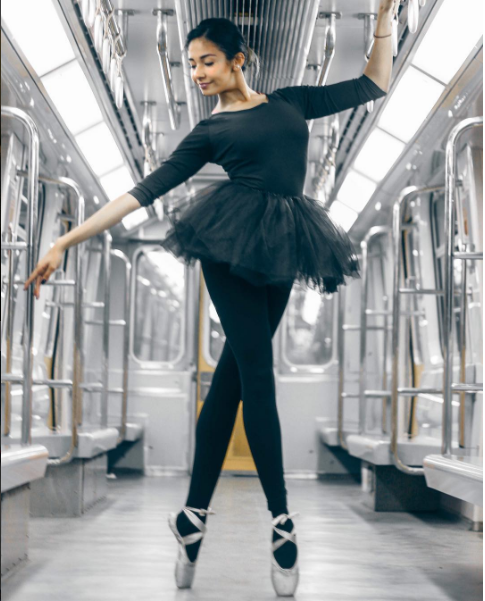 La danseuse Hania Hindy dans un métro du Caire. &copy; Aya Ahmad/Ballerinas of Cairo