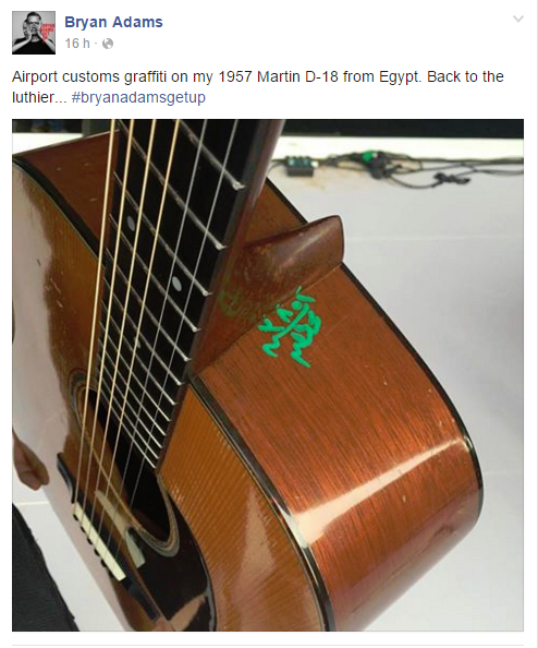 Le chanteur surpris de découvrir un graffiti vert sur sa guitare. &copy; Capture d&rsquo;écran/Facebook/Bryan Adams