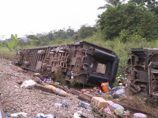 Des wagons renversés à Yanga (Congo-Brazzaville) le 22 juin 2010. &copy; AFP
