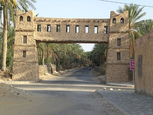 Entrée d'une oasis à Kébili, dans le sud tunisien. &copy; Madhif/CC/Wikimedia Commons