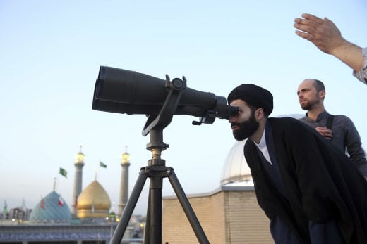 Un clerc iranien scrutant la lune, dimanche 5 mai 2019. &copy; AP Photo/Ebrahim Noroozi