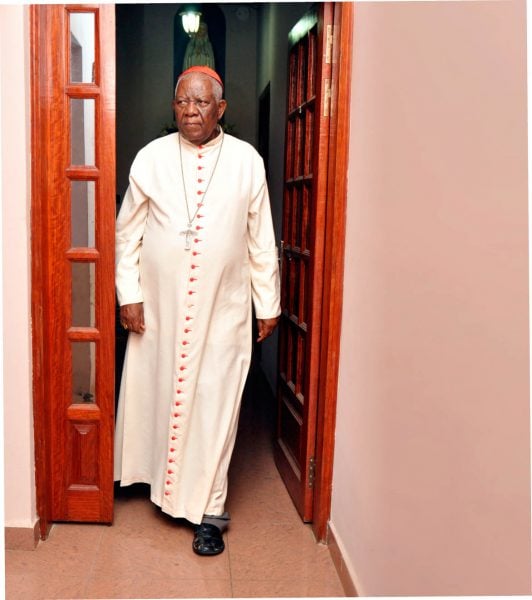 Le cardinal Christian Tumi, mi-février 2016, devant sa maison, à Douala. &copy; Victor Zebazé pour JA