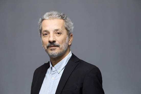 Portrait du journaliste Farid Alilat, en février 2024. © BRUNO LEVY pour JA