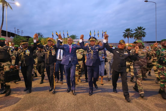 Brice Clotaire Oligui Nguema (au centre) et les autres officiers généraux du CTRI, le 3 juin 2024, à la sortie de l’aéroport international Léon-Mba de Libreville, au retour de sa visite officielle en France. © Présidence de la République du Gabon