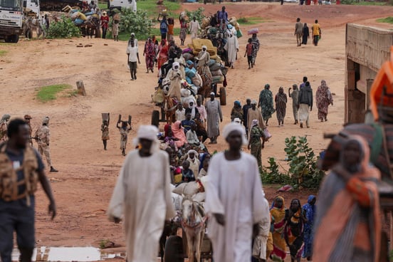 Des Soudanais fuient les combats à Murnei, près de la frontière tchadienne, en août 2023. © ZOHRA BENSEMRA/REUTERS