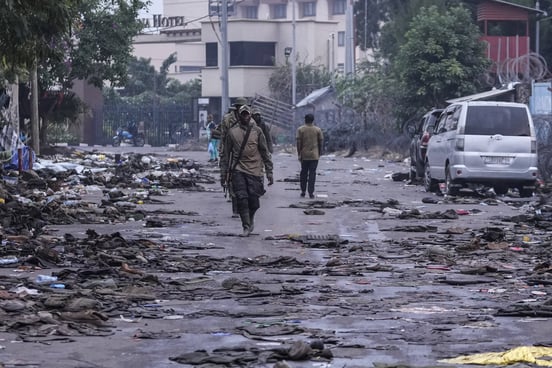 Des rebelles du M23 patrouillent dans les rues de Goma, en RDC, le 29 janvier 2025.
