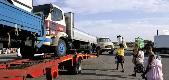 Des camions de transport de marchandises à la frontière entre l'Afrique du Sud et le Zimbabwe en 2008. &copy; Themba Hadebe/AP/SIPA