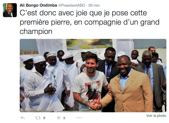 Lionnel Messi et le président gabonais, Ali bongo, le 18 juillet 2015 à Port-Gentil. &copy; Capture d&rsquo;écran Twitter/Ali Bongo