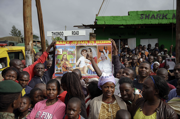 Fidèles dans les rues de Kangémi, Nairobi, lors de la visite du pape François le 27 novembre 2015 &copy; Andrew Medichini/AP/SIPA