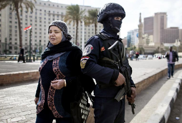 Le 24 janvier 2016, mesures de sécurité extrêmes près de la place Tahrir au Caire en prévision d'éventuelles manifestations pour le 5ème anniversaire de la révolte populaire. &copy; AP Photo/Roger Anis