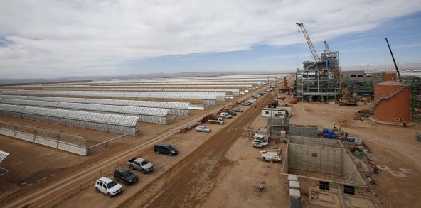 Le chantier de Noor I à proximité de Ouarzazate le 24 avril 2015. Le parc solaire marocain devait être raccordé au réseau électrique du royaume quelques jours après la fin du sommet de Paris sur le climat. &copy; Abdeljalil Bounhar/ AP/ SIPA