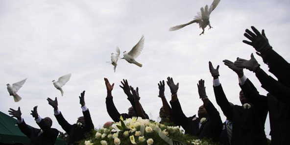 Un lâcher de colombes lors des obsèques d'Ethel Lance, l'une des neuf victimes du massacre perpétré dans une église de Charleston. &copy; AFP